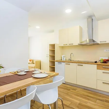 2 Bedroom Cozy Apartment In Punat 公寓